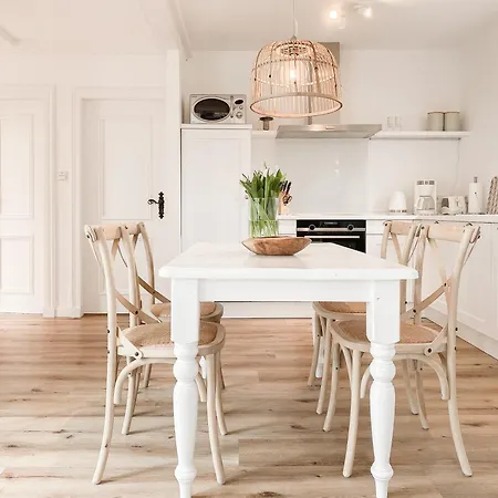 Strand Cottage *