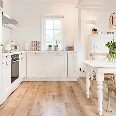 Strand Cottage *